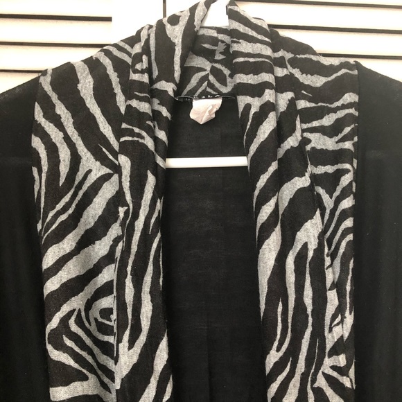 SOLD! Black Top w/ Zebra Pattern Collar, L - Picture 3 of 4